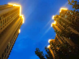 楼宇夜晚蓝天