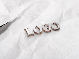 纸张褶皱文字logo样机