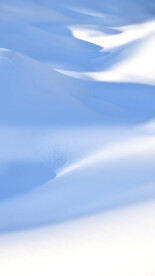 蓝色雪山背景图