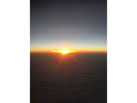 飞机云海日出日落