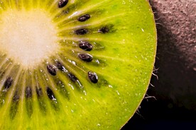 切开的猕猴桃微距特写