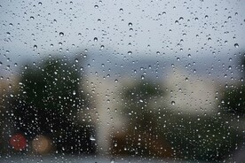 下雨             