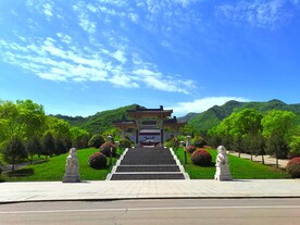 蓝天下的大山风景