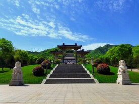 蓝天下的寺庙建筑
