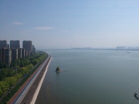 沿江橡胶跑道沿江住宅