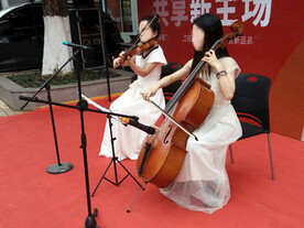 拉小提琴