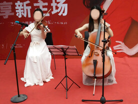 拉小提琴