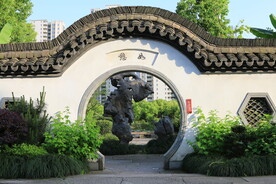 中式庭院月亮门