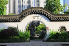 中式庭院月亮门