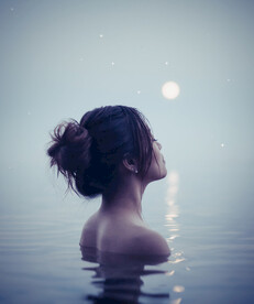 水中的女生