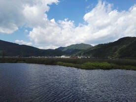 远山与湖泊