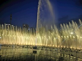 音乐喷泉夜景黄色灯光