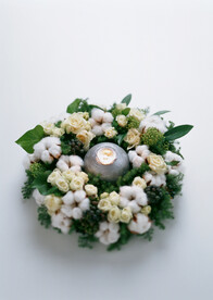 白色的玫瑰花花环