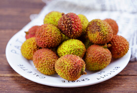 盘子里的荔枝摄影图