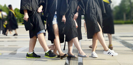 毕业开心的学子