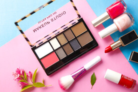 化妆台上的各种口红