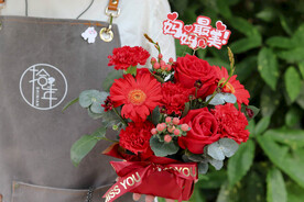 红色鲜花桌摆