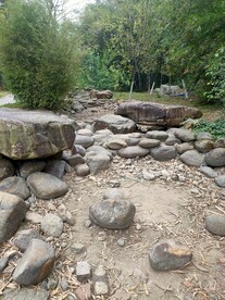 没水的溪流
