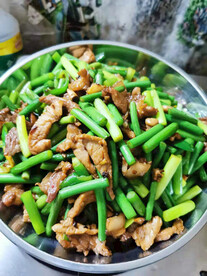 蒜台炒肉图片