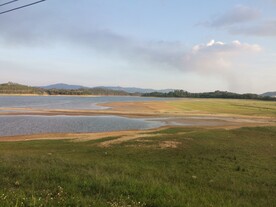 草地湖泊