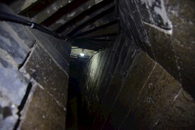 狭窄空间里的一盏灯