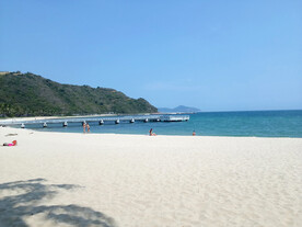 三亚白色沙滩海景休闲