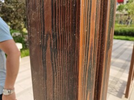 木纹漆饰面的柱子