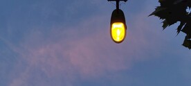 夕阳下的路灯