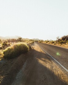 荒漠上的一条公路