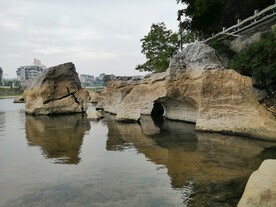 漓江边的风景石