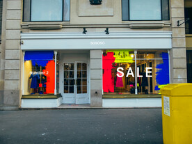 欧式特色建筑的店铺门头样机展示