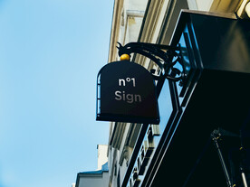 仰视外墙招牌logo样机