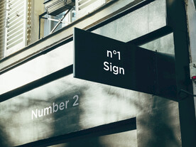 外墙玻璃上招牌样机模板