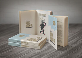 木头桌上多本书册样机展示