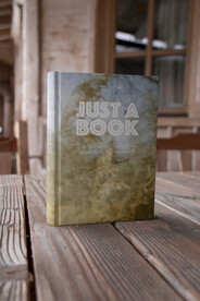 木头场景中竖立书本样机模板