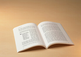 书册翻开场景样机模板