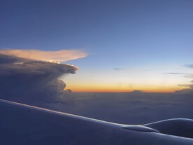 飞行空中晚霞