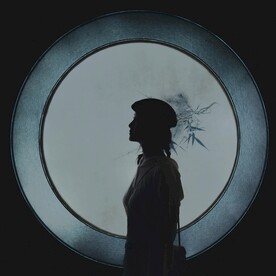 女生侧面剪影