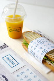 俯视的果汁瓶面包纸袋VI样机