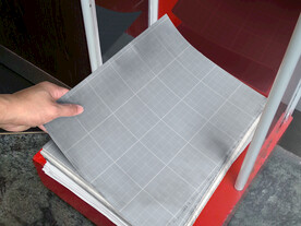 手拿单页淡色场景样机展示