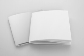 书册平躺浅色背景样机展示模板