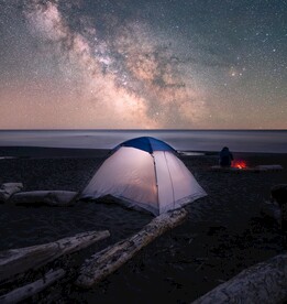 户外露营星空帐篷篝火背影