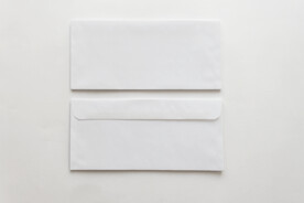 灰色背景信封样机模板展示