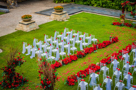 草地上的婚礼现场