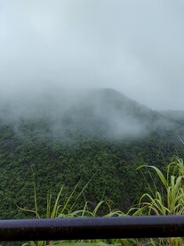 云雾中的大山