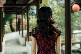 穿着旗袍的美女背影