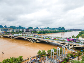 暴雨抗洪