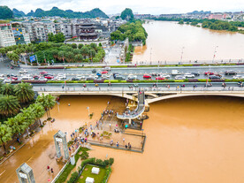 暴雨抗洪