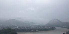 云雾缭绕城市图