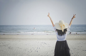 海边游玩的美女